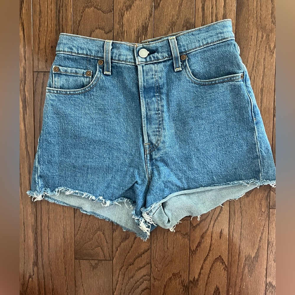 Levi’s Ribcage shorts